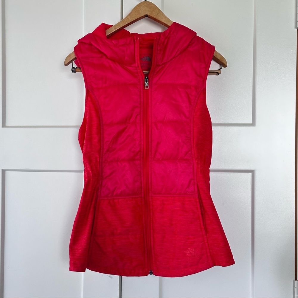 North Face Pseudio Hooded Puffer Vest Red packable layer